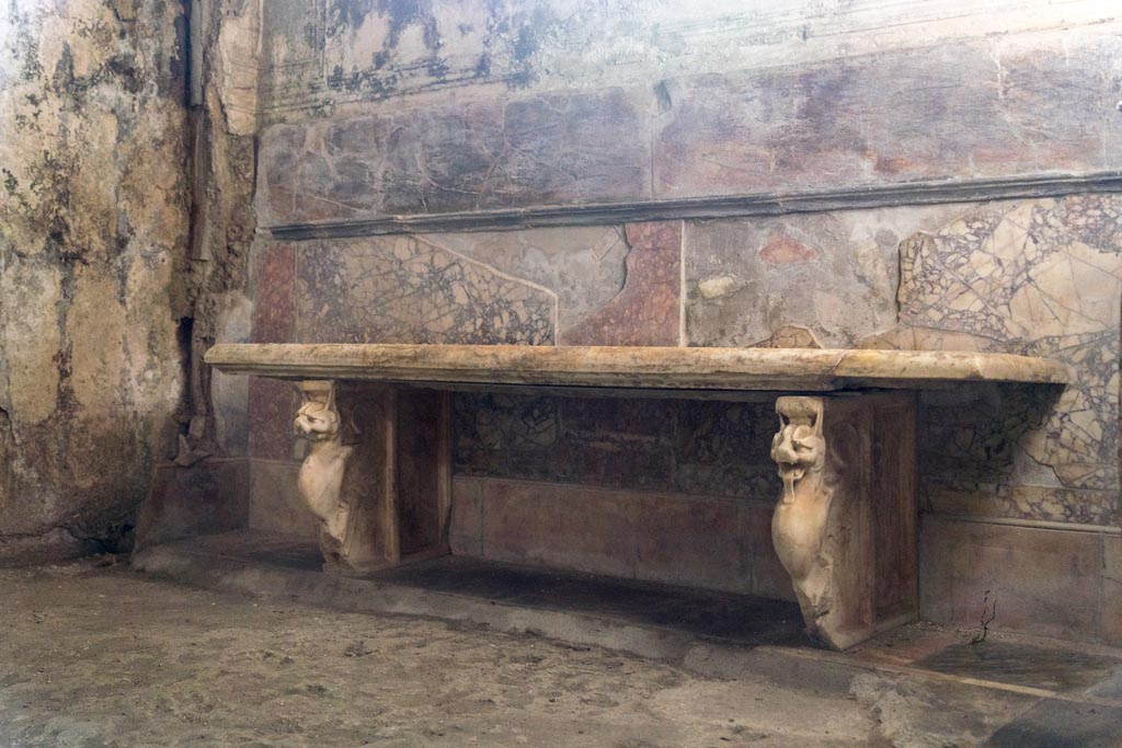Herculaneum Suburban Baths. October 2023. Tepidarium, bench with two supports, against south wall. Photo courtesy of Johannes Eber.